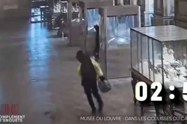 New images of the Louvre robbery: the moment the thieves drop Eugenia's crown