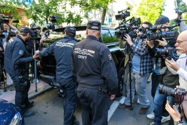 Agentes de la Policía Nacional en el registro de las oficinas de Zapatero