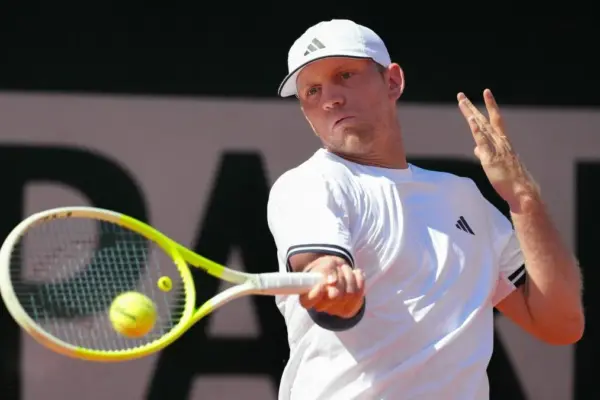 Davidovich explains the abrupt break with his coach: “He has even blocked my wife”