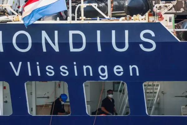 The 'Hondius' arrives in Rotterdam for hantavirus disinfection