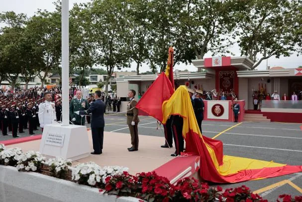 The Spanish flag detached from the mast where it was being hoisted and fell on one of the soldiers paying it honors.