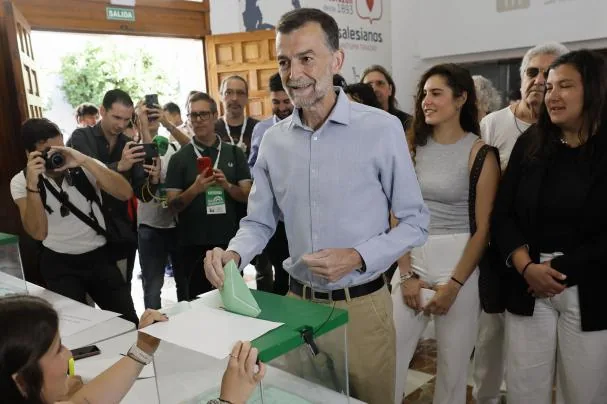 El candidato de Por Andalucía a la Presidencia de la Junta, Antonio Maíllo vota este domingo en colegio electoral de Sevilla durante las elecciones autonómicas. 