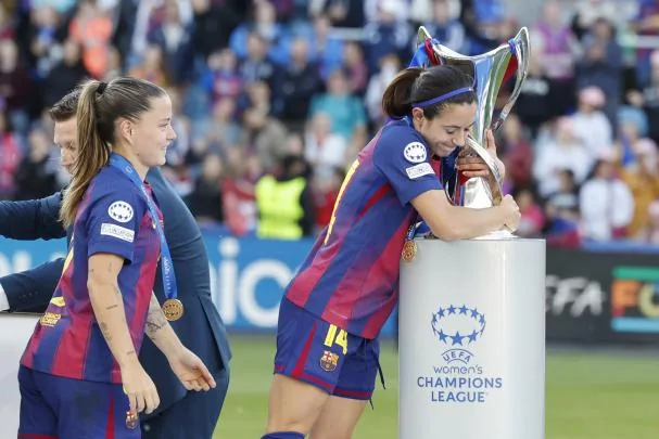 Aitana Bonmatí abraza el trofeo