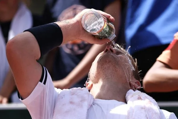 El malagueño Alejandro Davidovich se refresca durante el partido de primera ronda de Roland Garros ante el bosnio Damir Dzumhur