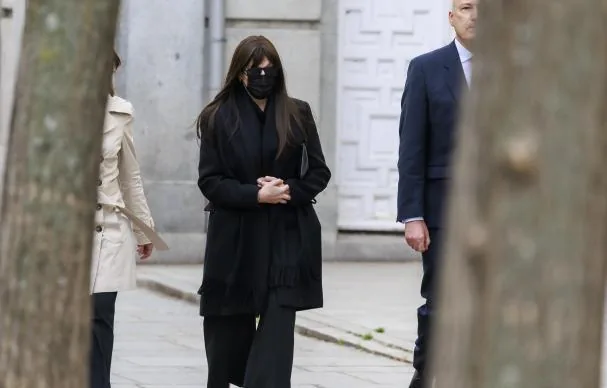 Jéssica Rodríguez (with black mask), ex-partner of former minister José Luis Ábalos, arriving at the Supreme Court