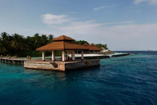 Maldives searches for the bodies of four Italian divers who died in a cave