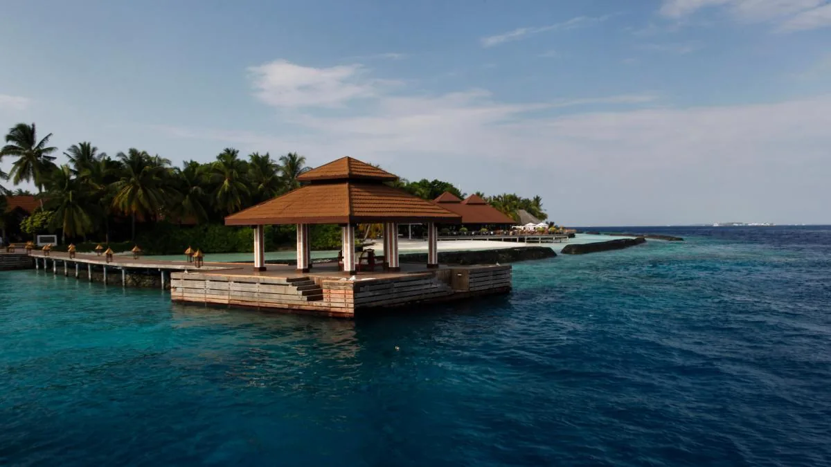Maldives searches for the bodies of four Italian divers who died in a cave