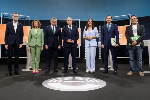 Los candidatos junto a los moderadores del debate