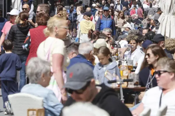 The Valencian left tries to revive the tourist tax with nuances but clashes with PP and Vox