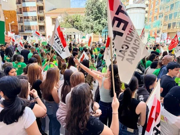 Hundreds of demonstrators in the march that left at 12h from the Aulas square in Castelló de la Plana