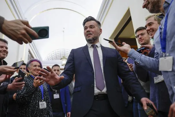 The ERC spokesperson in Congress, surrounded by journalists