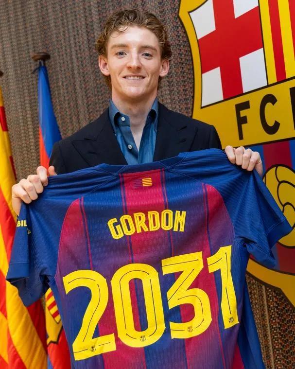 Anthony Gordon, con su nueva camiseta