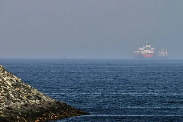 Iran fires missiles at a US destroyer in the Strait of Hormuz