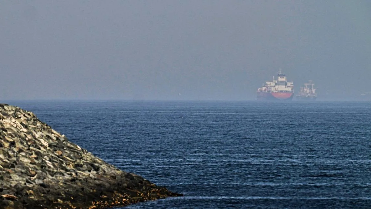Iran fires missiles at a US destroyer in the Strait of Hormuz