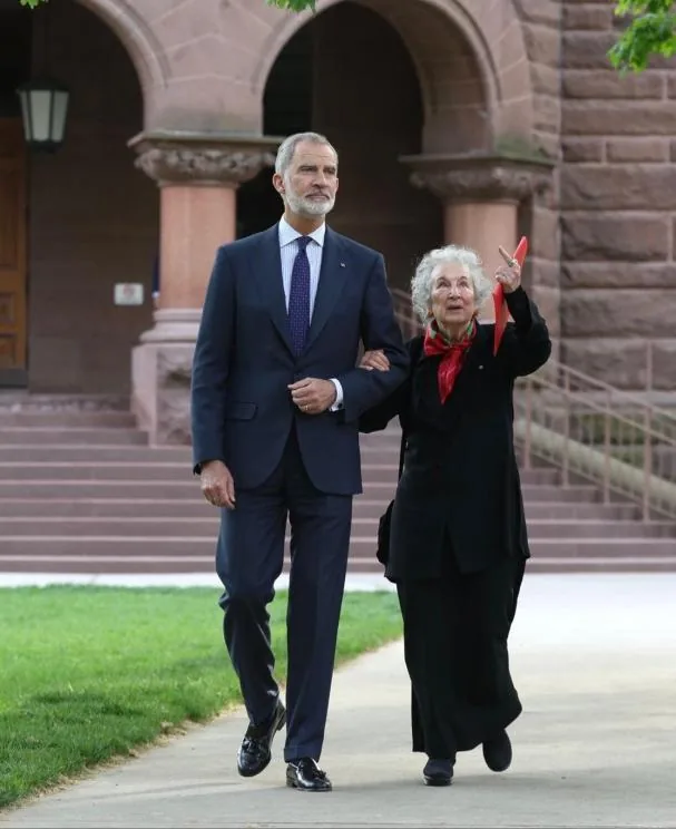 Margaret Atwood walks arm in arm with the King across the University of Toronto campus