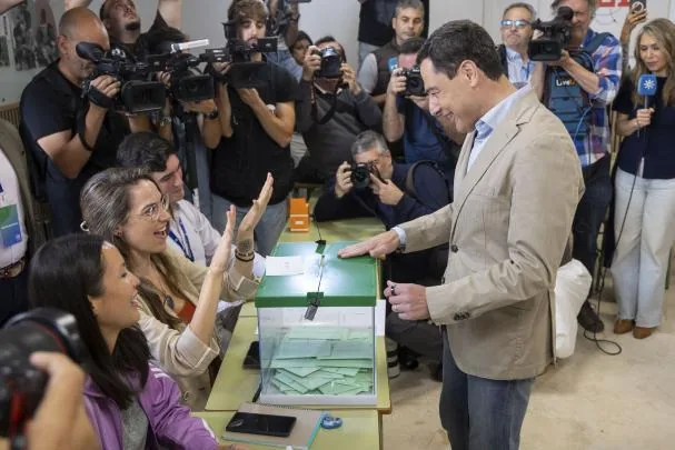 El candidato del PP a la reelección, Juanma Moreno, ejerce su derecho al voto en Sevilla, este domingo. 