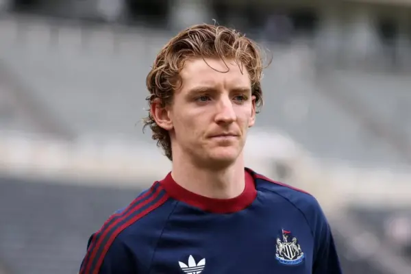 Gordon's signing for Barcelona is delayed due to paperwork