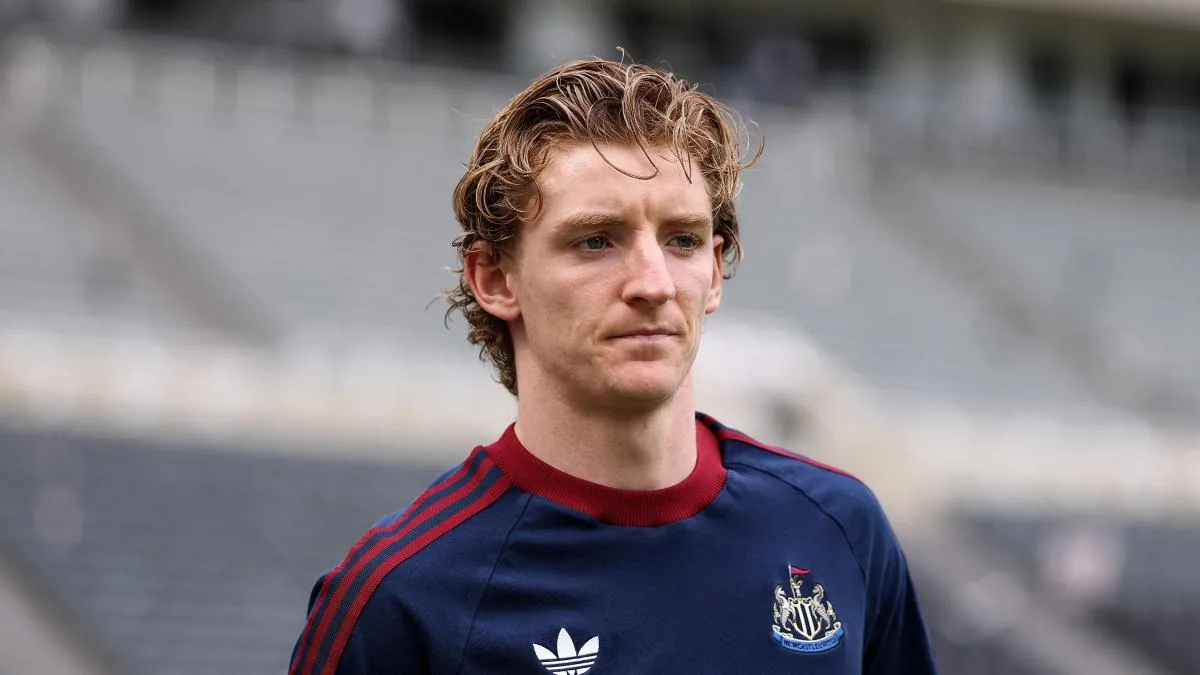 Gordon's signing for Barcelona is delayed due to paperwork