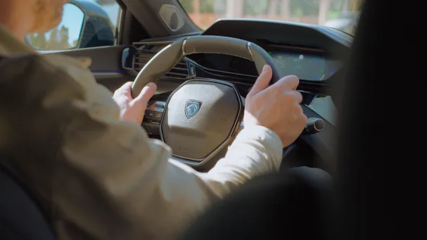 El interior del nuevo Peugeot 308 está equipado para el confort y el bienestar con un volante compacto, cuadro de instrumentos en posición elevada, mandos intuitivos, materiales elegantes y ambientación personalizable