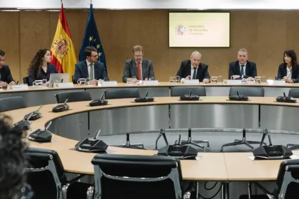 Renault reaches a wage agreement with the unions that secures five cars for Spain
