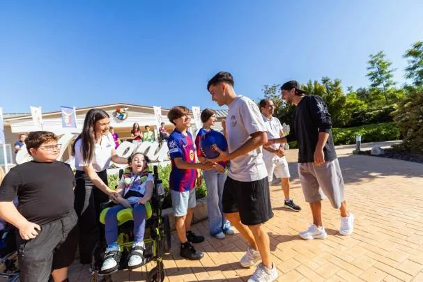 Ferran Torres y Pedri visitando PortAventura Dreams Village y entregando un balón firmado por todo el equipo