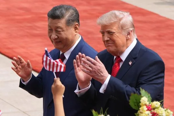 Xi Jinping recibió a Donald Trump en la escalinata del Gran Palacio del Pueblo, donde se desarrolla su reunión matinal de este jueves