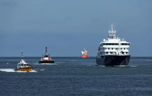 El 'Hondius' entra en el puerto de Rotterdam escoltado por remolcadores (Photo by Omar Havana/Getty Images)