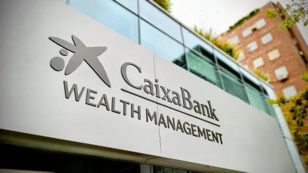 Fachada con logo de Caixabank