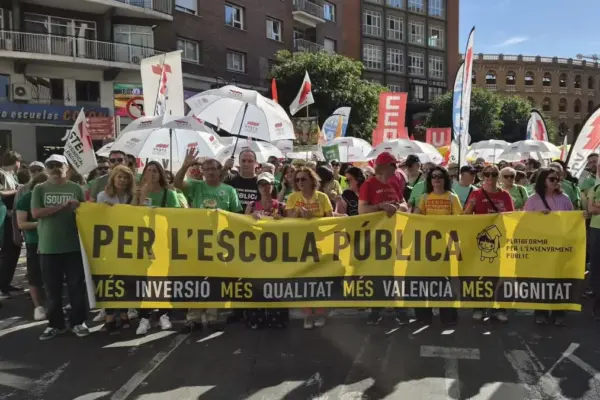 Thousands of Valencians take to the streets in defense of public education and against the conselleria