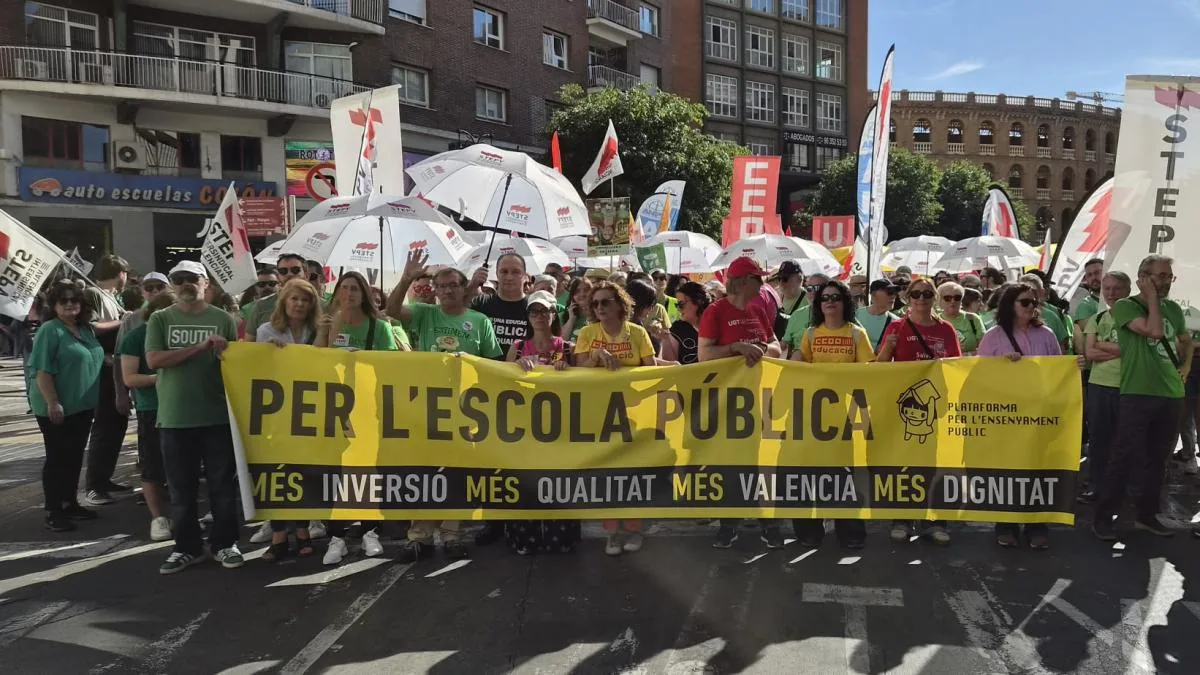 Thousands of Valencians take to the streets in defense of public education and against the conselleria