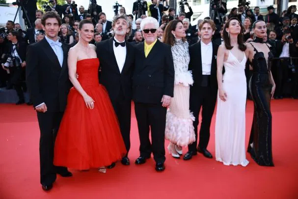 Almodóvar, on the red carpet, surrounded by the actors of 'Bitter Christmas'