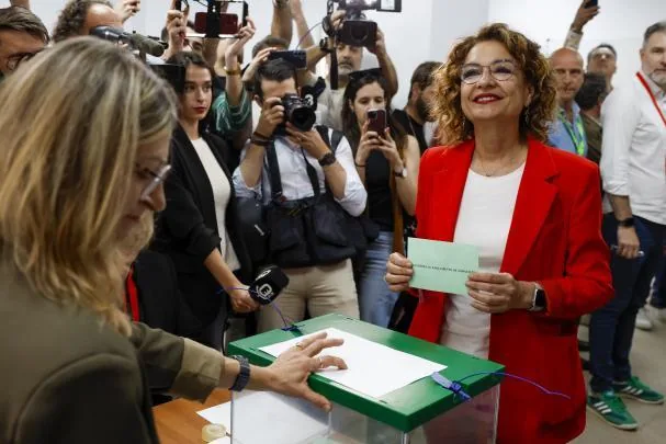 María Jesús Montero, en el momento de emitir su voto