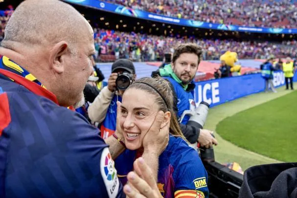 Alexia celebrates the semifinal qualification with her family 