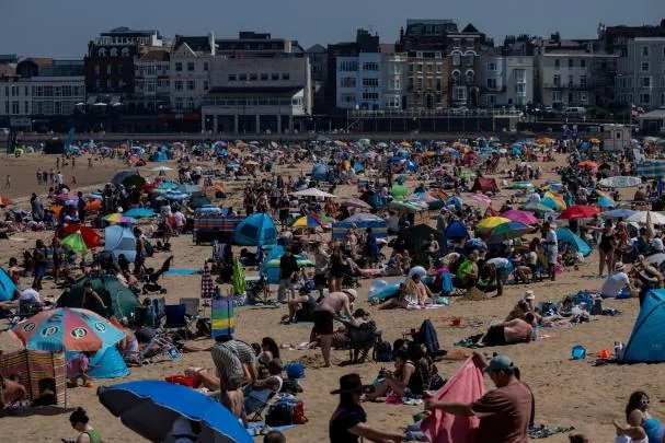 Margate beach, in Great Britain, yesterday also with hundreds of people looking to cool off