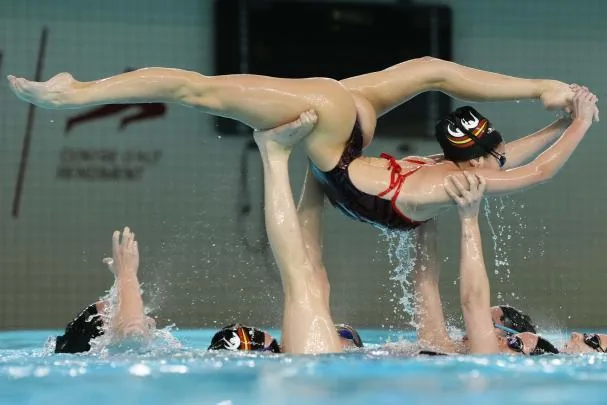 Moment of the training of the Spanish artistic swimming team