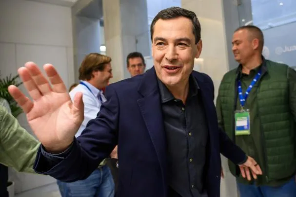 El candidato a la presidencia de la Junta de Andalucía por el PP, Juanma Moreno, a su llegada a la sede de su Partido en Sevilla para seguir los resultados electorales. EFE/ Raúl Caro.