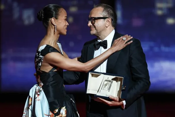 Zoe Saldaña entrega el Gran Premio del Jurado al director ruso Andrei Zviaguintsev