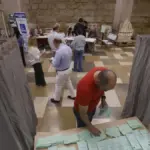 An electoral start with minor incidents and anecdotes: the mayor of Málaga cannot find his ballot paper