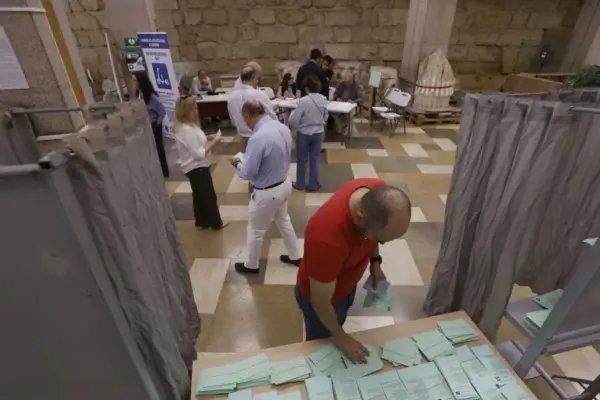 An electoral start with minor incidents and anecdotes: the mayor of Málaga cannot find his ballot paper