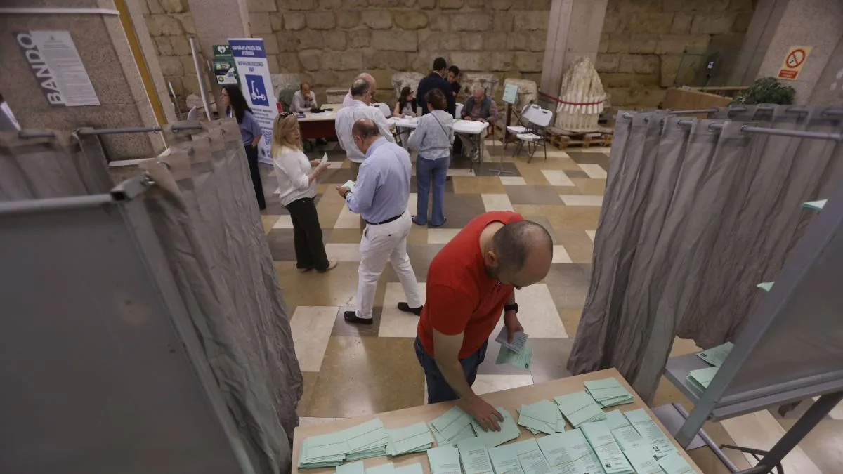 An electoral start with minor incidents and anecdotes: the mayor of Málaga cannot find his ballot paper