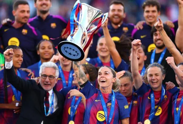 Mapi León levantando la Champions