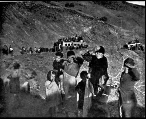 Human caravan of the desbandá photographed by Canadian architect and member of the International Brigades Hazen Sise 
