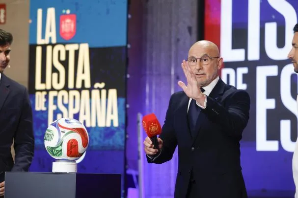 De la Fuente giving explanations about the Spanish national team list