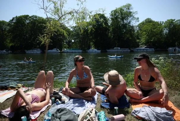 Estas imágenes en Gran Bretaña y media Europa se van a repetir toda la semana; hay mucho calor para al menos siete días más