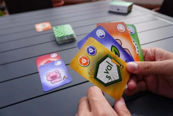 Núria's team has created cards for children aged 8 to 10 to learn the carbon and nitrogen cycles through play