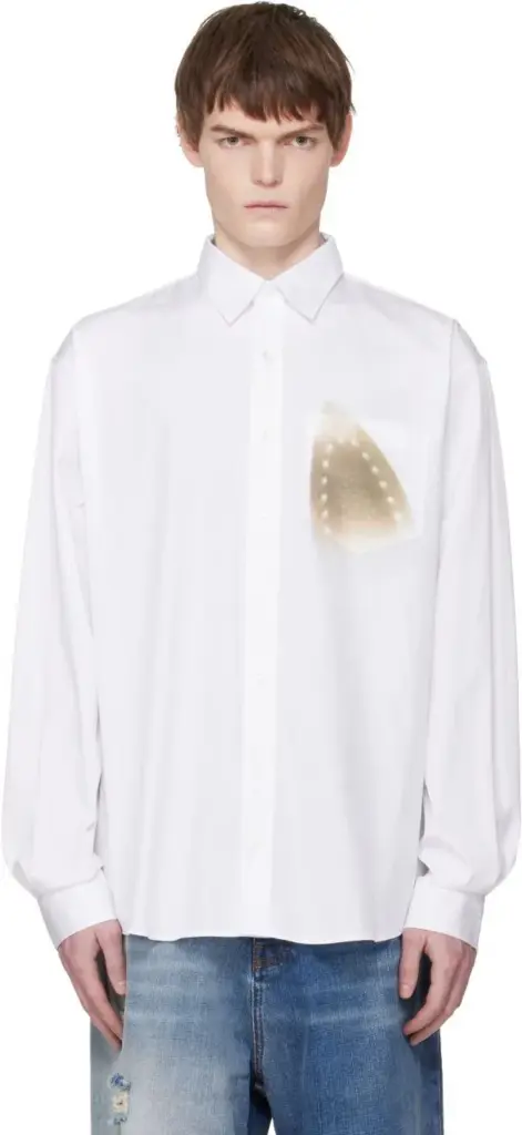 The cotton shirt with the Vetements iron mark has an original price of 750 euros