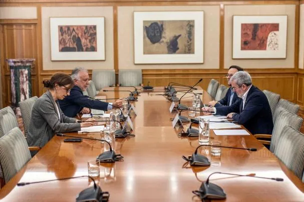 Los ministros Mónica García (Sanidad) y Víctor Torres (Política Territorial), ayer con el presidente canario, Fernando Clavijo 