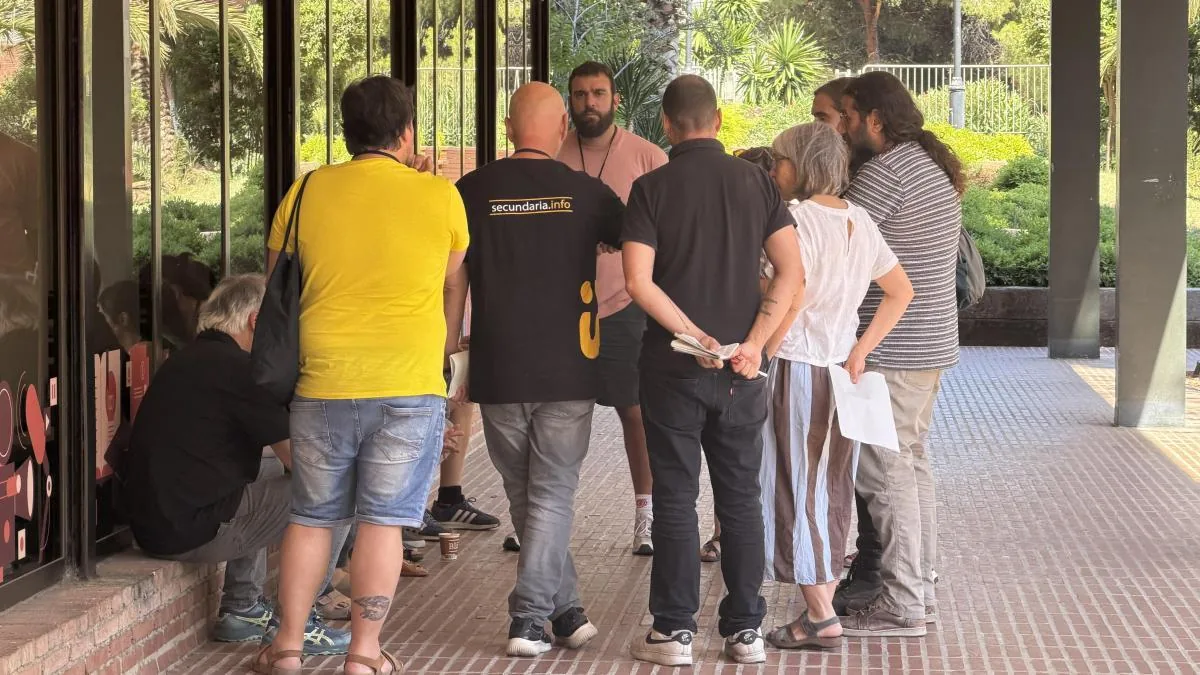 The unions lock themselves in the Departament d'Educació after ending the meeting without an agreement