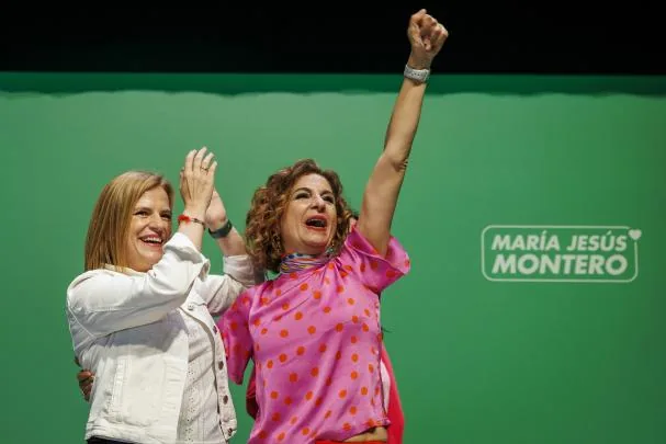 Montero, junto a la secretaria de Igualdad del PSOE, Pilar Bernabé (i). EFE/Julio Muñoz