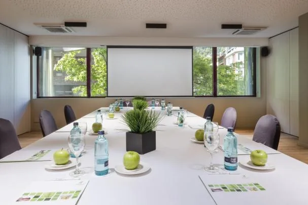 Las salas del Suites Plaza Hotel & Wellness Andorra cuentan con luz natural y equipamiento adaptado a las necesidades del viajero corporativo actual